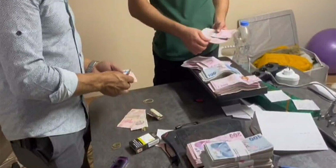 Aydın merkezli 17 ilde siber dolandırıcılık operasyonu; şüphelilerin sahte internet sitelerindeki işlem hacminin 1 milyar 49 milyon 174 bin 270 TL olduğu öğrenildi.