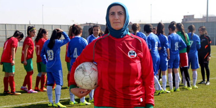 Futbol tutkusundan vazgeçmeyen Azize Ay, hayallerine kavuştu