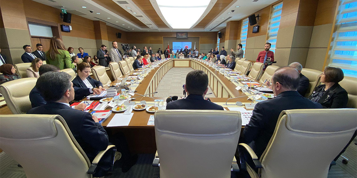 Adalet Bakanı Yılmaz Tunç, “Kadına yönelik şiddet tüm dünyanın sorunu, sadece ülkemizin değil. İstatistiklere baktığımız zaman, tabi bunu bir istatistik meselesi olarak da görmemek lazım, bir kadınımızın bile kötü muameleye maruz kalması hepimizin yüreklerini acıtan bir durum” dedi.