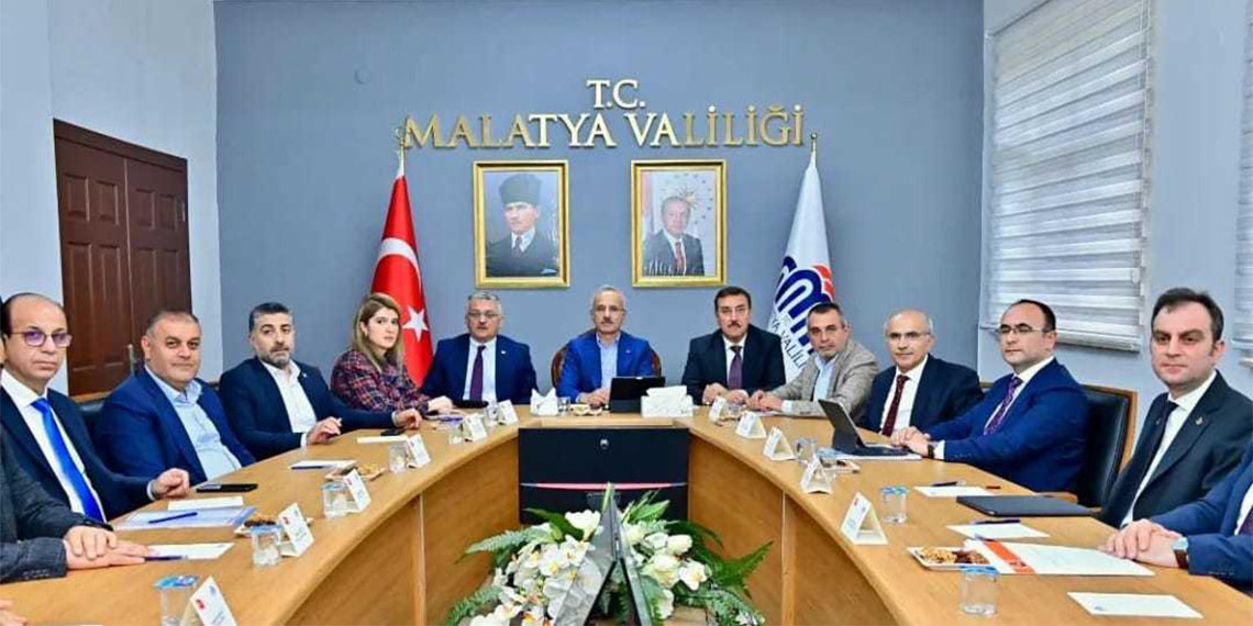 Ulaştırma ve Altyapı Bakanı Abdulkadir Uraloğlu Malatya'da, Vali Ersin Yazıcı ile Büyükşehir Belediye Başkanı Sami Er'i ziyaret etti.