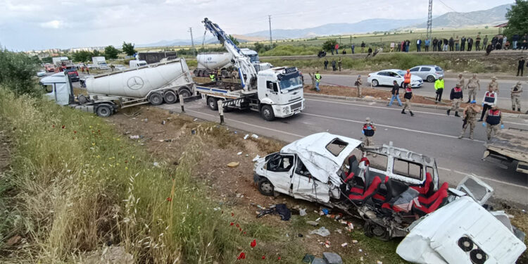 Beton mikseri ile minibüs çarpıştığı kazada ölenlerin kimlikleri belli oldu