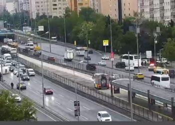 Beylikdüzü'nde servis minibüsü devrildi; 13 yaralı