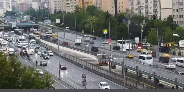 Beylikdüzü'nde servis minibüsü devrildi; 13 yaralı