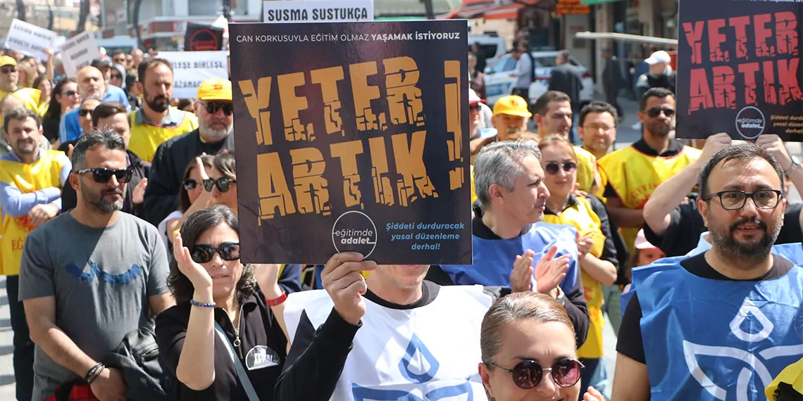 Bolu ve adana'da yüzlerce öğretmen eğitimde şiddete karşı yürüdü, öğretmenler yürüyüş yapıp meslektaşlarının öldürülmesine tepki gösterdi.