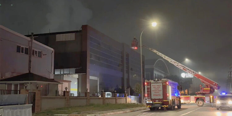 Bursa'da iplik fabrikasındaki yangın söndürüldü