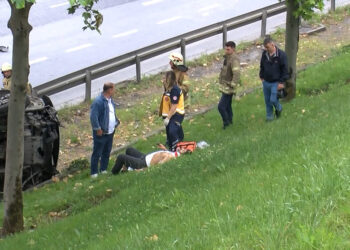 Bağcılar'da kamyonet işçi servisine çarptı: 5 yaralı