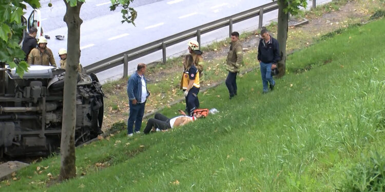 Bağcılar'da kamyonet işçi servisine çarptı: 5 yaralı