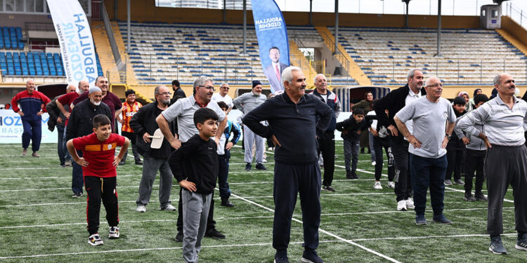 Bağcılar'da yaşlılar ve ilkokul öğrencileri sporda buluştu