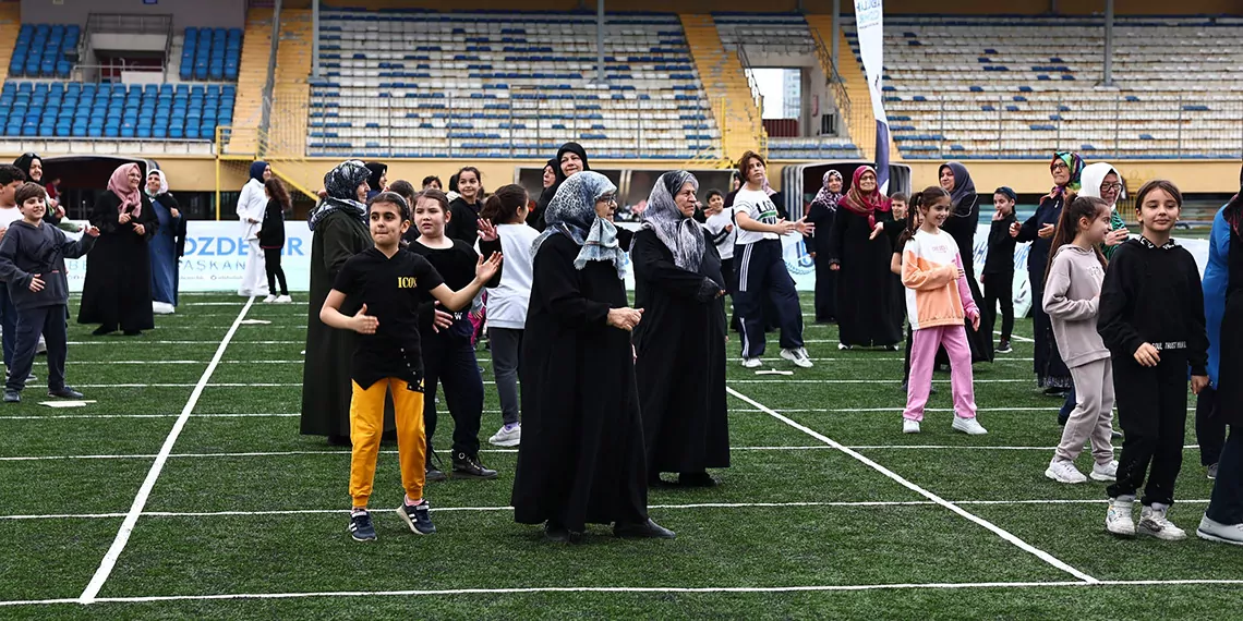 Bağcılar'da yaşlılar ve ilkokul öğrencileri sporda buluştu