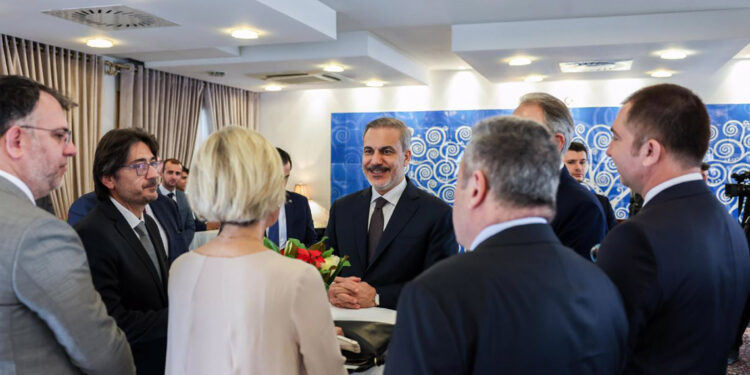 Bakan Fidan, İslamabad Büyükelçiliği’ni ziyaret etti