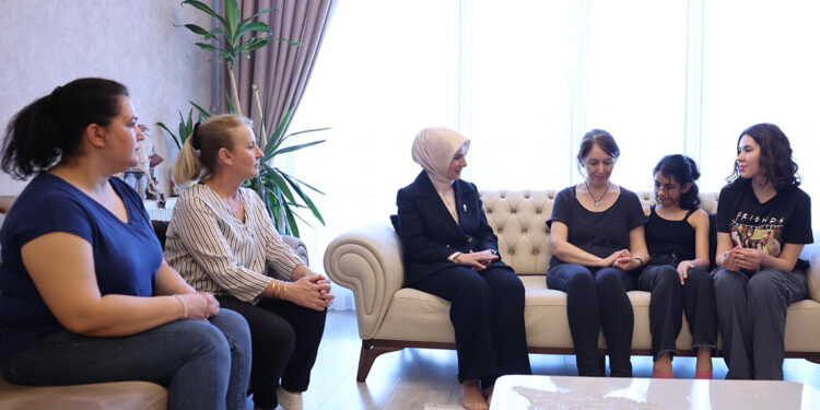 Bakan Göktaş'tan, şehit kızı Elif Naz'a ziyaret