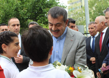 Bakan Tekin, 'Dünya Oyun Oynama Günü'nde çocuklarla oynadı