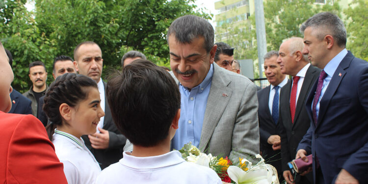 Bakan Tekin, 'Dünya Oyun Oynama Günü'nde çocuklarla oynadı