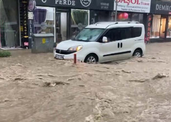 Balıkesir'de sağanak; yollar göle döndü
