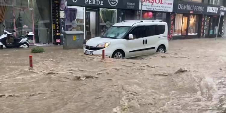 Balıkesir'de sağanak; yollar göle döndü