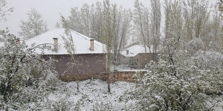Başkale'de sağanak yerini kar yağışına bıraktı