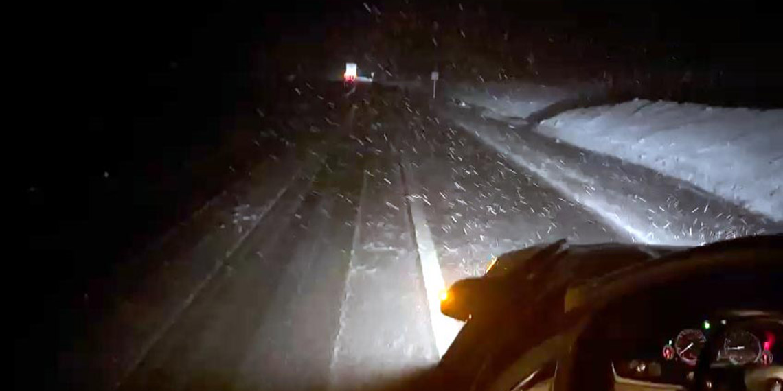 Başkale'de sağanak yerini kar yağışına bıraktı