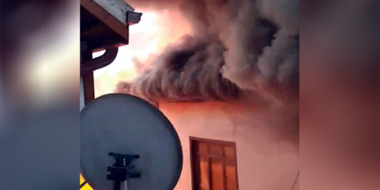 Başkent'te 4 eski Ankara evi yangında küle döndü