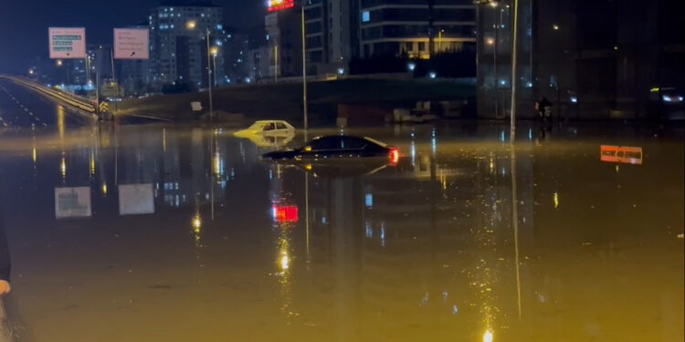 Başkentte sağanak hayatı felç etti; 1330 civarında evi su bastı