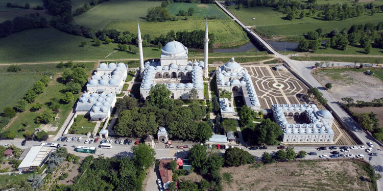 Bayezid Külliyesi'nin 'Deliler Mezarlığı' zamana yenik düştü