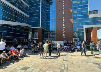 Bayraklı Belediyesi'nde memurlar, iş bırakma eylemi yaptı