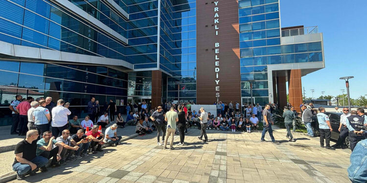 Bayraklı Belediyesi'nde memurlar, iş bırakma eylemi yaptı