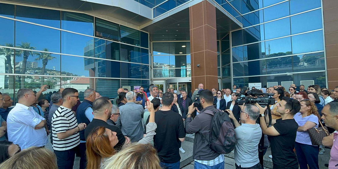 Bayraklı Belediyesi'nde memurlar, iş bırakma eylemi yaptı