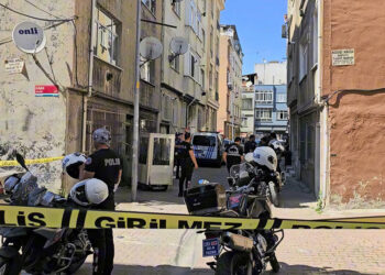 Bayrampaşa'da eşini ve kızını silahla öldürdü