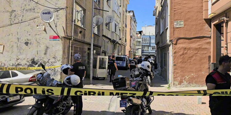 Bayrampaşa'da eşini ve kızını silahla öldürdü