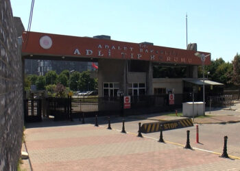 Bayrampaşa'da öldürülen anne ve kızının cenazeleri Adli Tıptan alındı