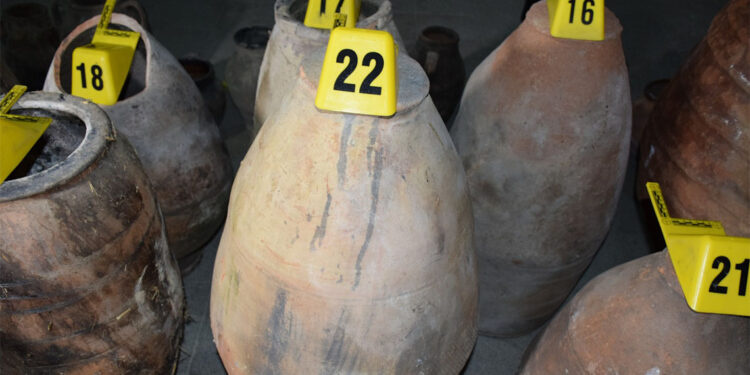 Roma ve Osmanlı dönemine ait 26 küp ele geçirildi