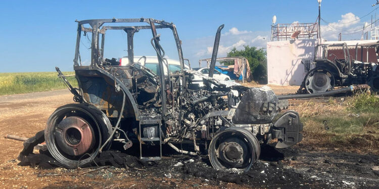 Bekçiyi dövüp, tarladaki traktör ve trafoları ateşe verdiler