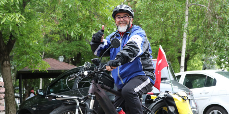 Belçika'dan yola çıkan gurbetçi, bisikletle Kayseri'ye geldi