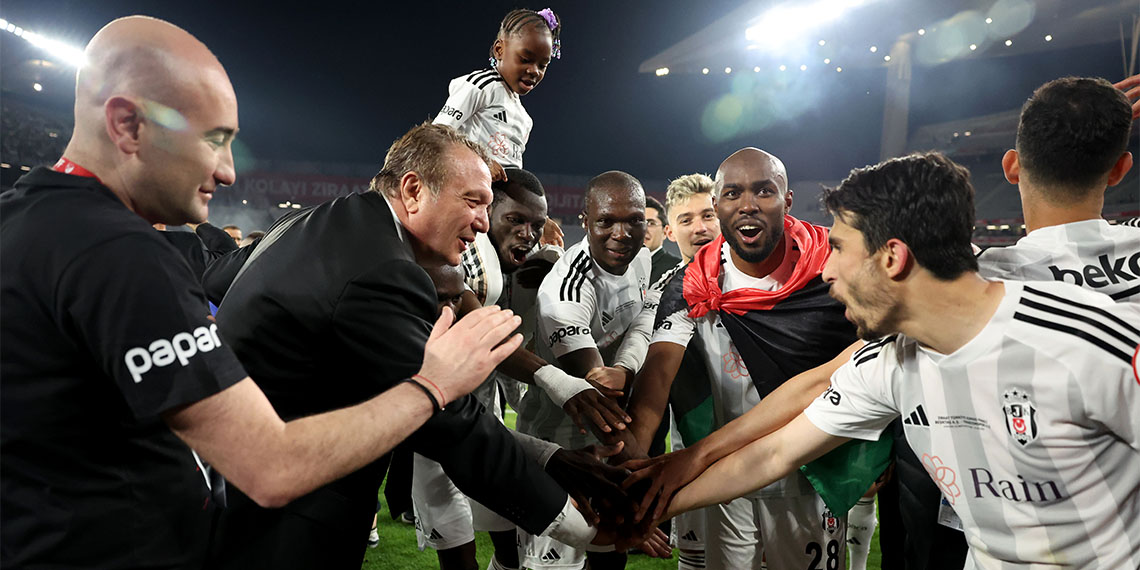 Beşiktaş Başkanı Hasan Arat, “En önemli hedefimizin kupa olduğunu söylemiştik. Bugün sporcularımız ve teknik heyetimiz bu kupayı aldılar. Beşiktaş çok güzel bir camia. Ben camiamla gurur duyuyorum” dedi.