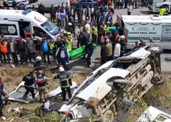 Beton mikseri ile minibüs çarpıştı: 8 ölü ve 11 yaralı