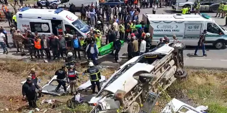 Beton mikseri ile minibüs çarpıştı: 8 ölü ve 11 yaralı