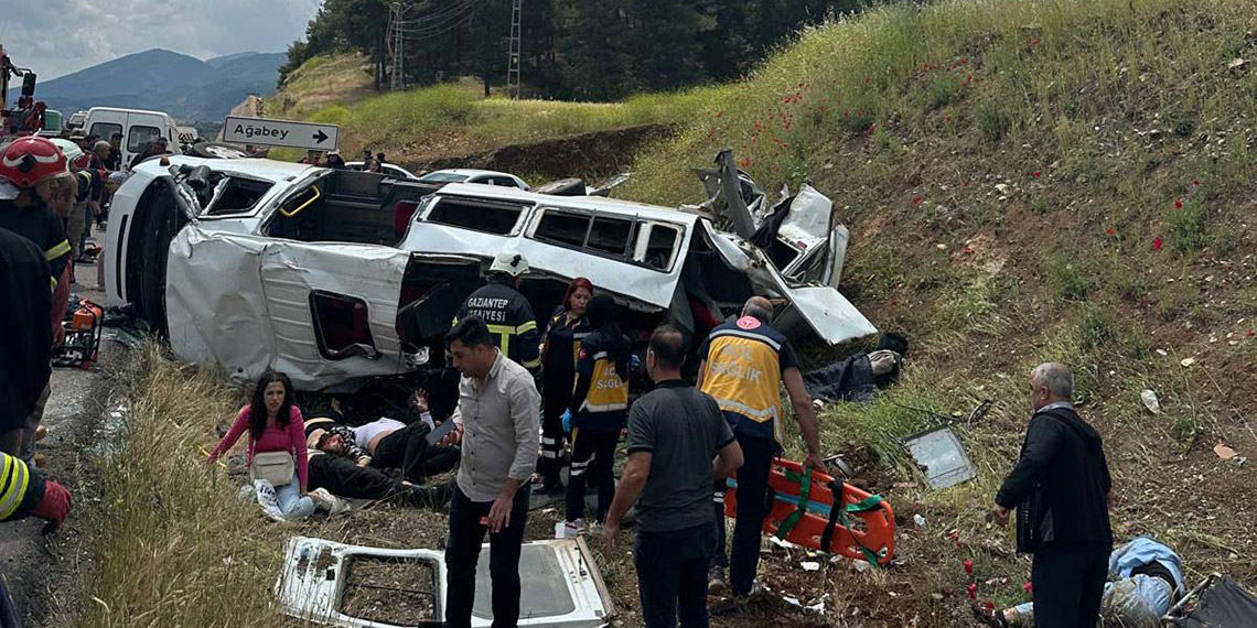 Gaziantep'in İslahiye ilçesinde Beton mikseri ile minibüs çarpıştı. Kazada 8 kişinin yaşamını yitirdiği, 11 kişinin yaralandığı bildirildi.