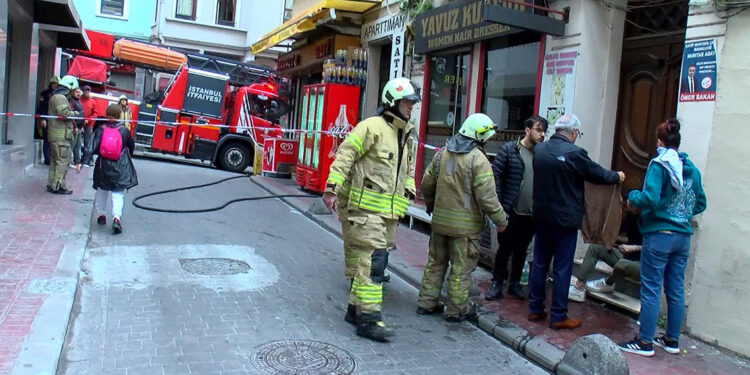 Beyoğlu'nda apart otelde yangın