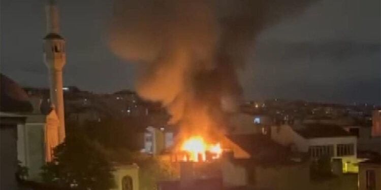 Beyoğlu'nda kafede yangın