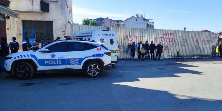Beyoğlu'nda sokakta kadın cinayeti: Öldürüp kendi kafasına sıktı