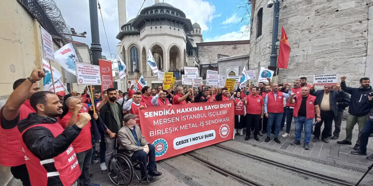 Birleşik Metal-İş Sendikası işçilerinden protesto