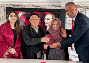 Birlikteliklerinin 60'ncı yılında resmi nikah kıydırdılar