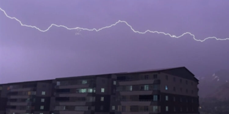 Çakan şimşekler geceyi aydınlattı