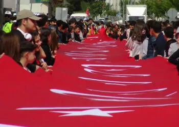 Bolu’da, 105 metrelik türk bayrağı taşındı
