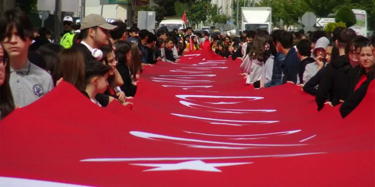 Bolu’da, 105 metrelik türk bayrağı taşındı