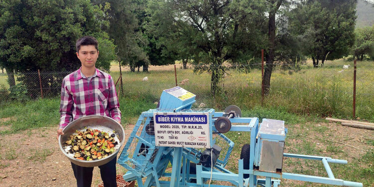 Bu kez de biber kıyma makinesi yaptı