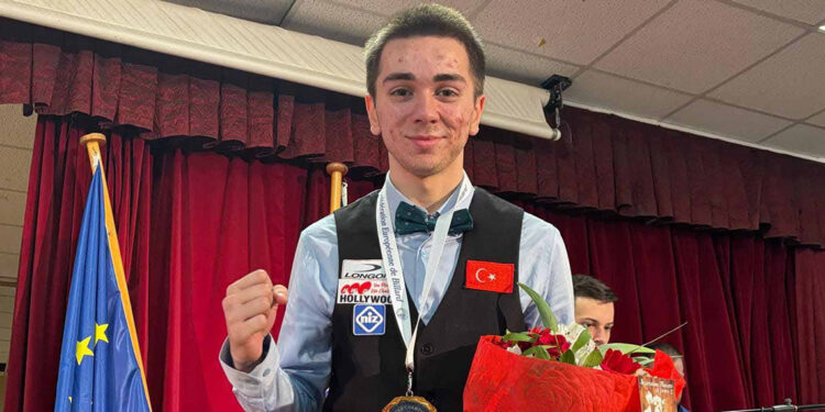 Burak Haşhaş, dünya 1 numarasını yendi