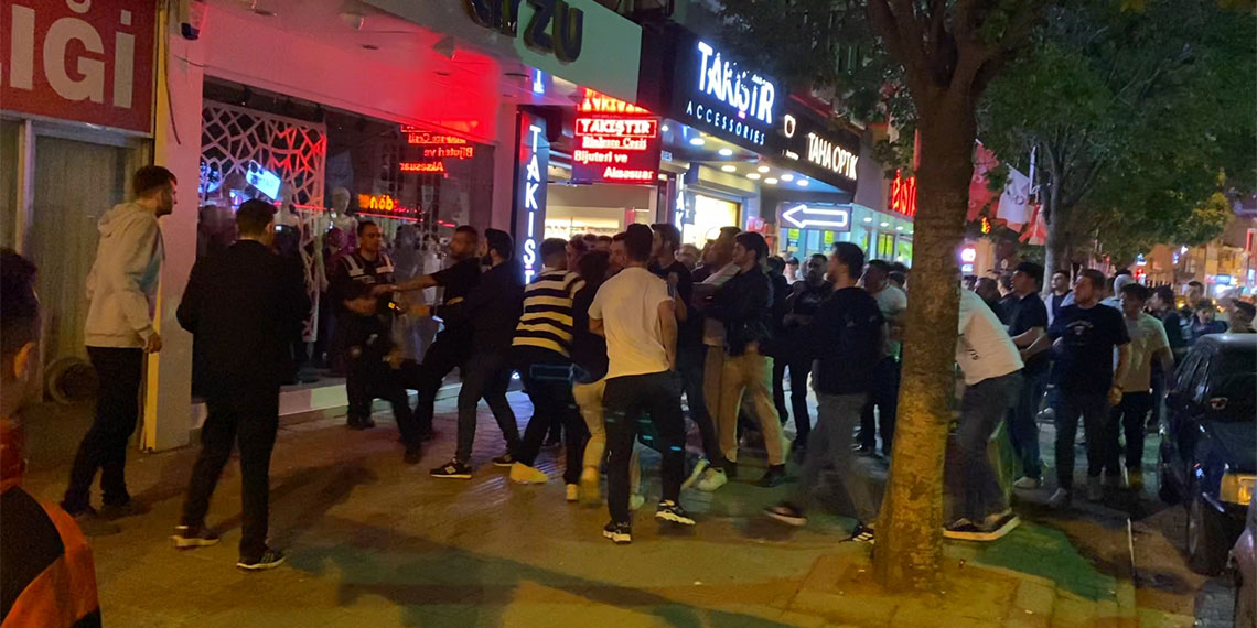 Bursa'nın İnegöl ilçesinde, Süper Lig’in 37’nci haftasında Fenerbahçe’nin, deplasmanda Galatasaray’ı 1-0 mağlup etmesinin ardından Galatasaray ve Fenerbahçeli taraftarlar arasında taş ve sopalı kavga çıktı. 