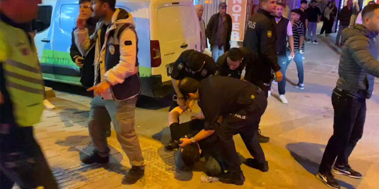 Galatasaray ve Fenerbahçeli taraftarlar arasında taş ve sopalı kavga