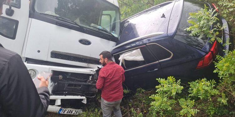 Bursa'da kamyonun çarptığı cipteki anne ile oğlu öldü